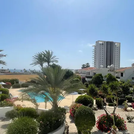 דירה Taheli's Modern Townhouse With A Pool