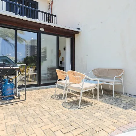 Taheli's Modern Townhouse With A Pool דירה