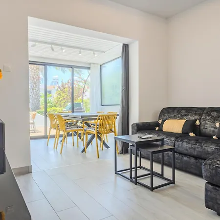 Taheli's Modern Townhouse With A Pool