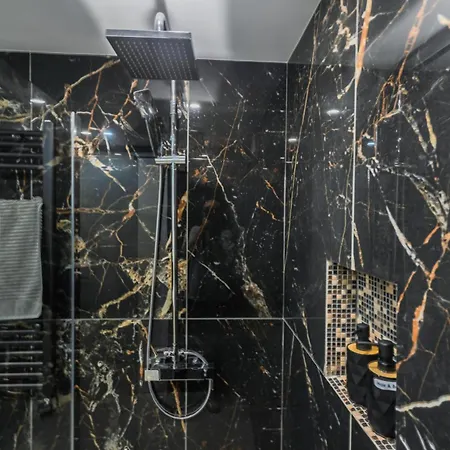 דירה Taheli's Modern Townhouse With A Pool