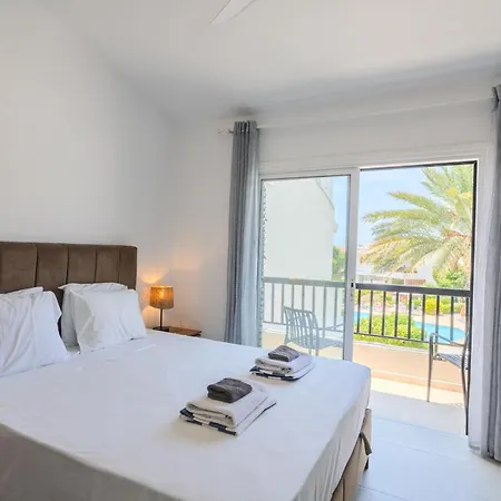 Taheli's Modern Townhouse With A Pool