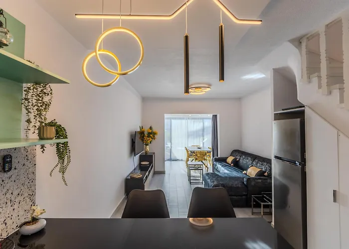 アパート Taheli's Modern Townhouse With A Pool *