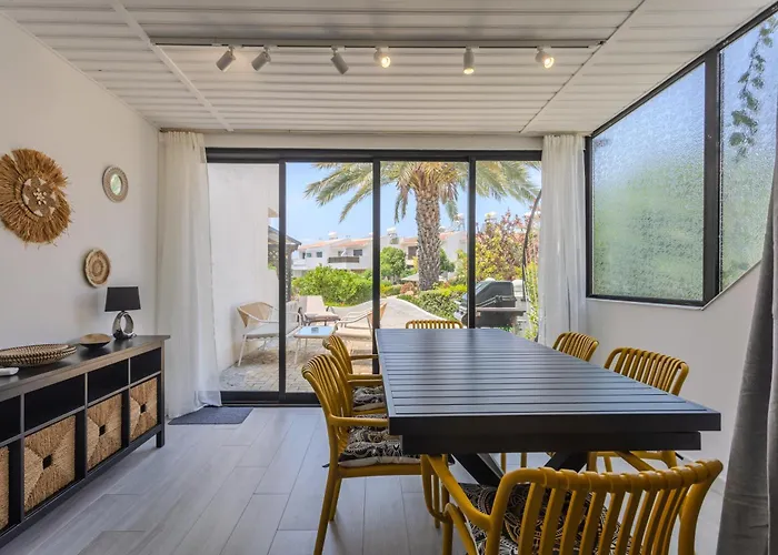 Taheli's Modern Townhouse With A Pool パ フォス