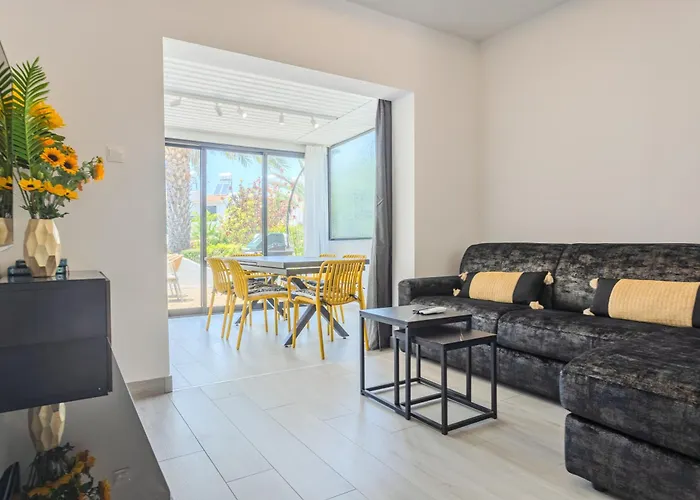 Taheli's Modern Townhouse With A Pool