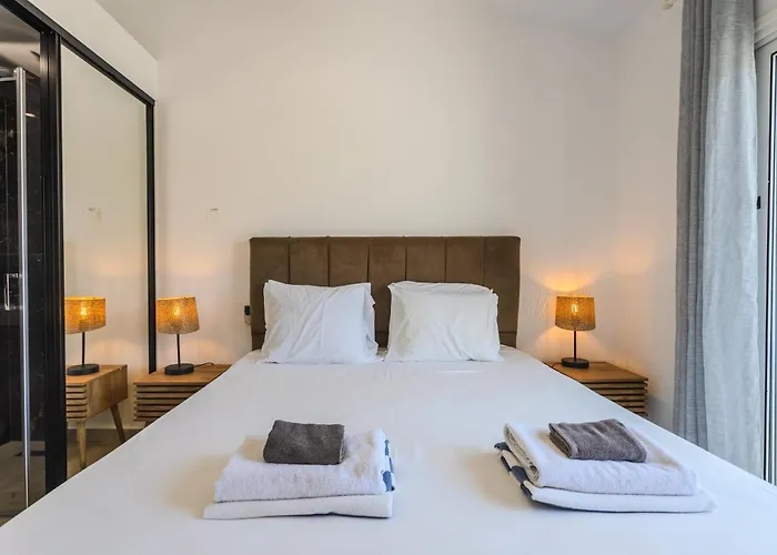 Taheli's Modern Townhouse With A Pool