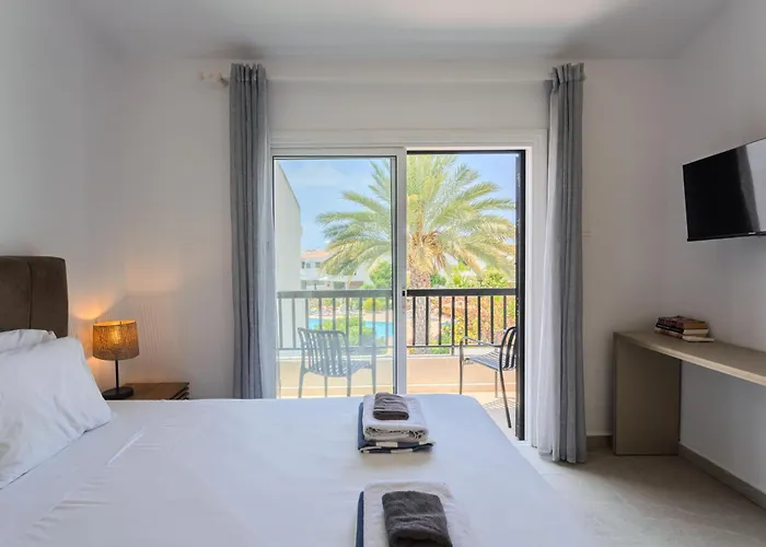 Taheli's Modern Townhouse With A Pool *