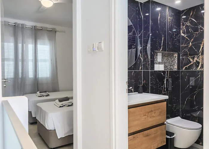 Taheli's Modern Townhouse With A Pool アパート パ フォス