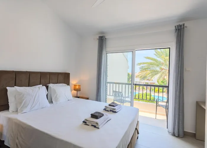 Taheli's Modern Townhouse With A Pool