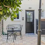 Taheli's Modern Townhouse With A Pool