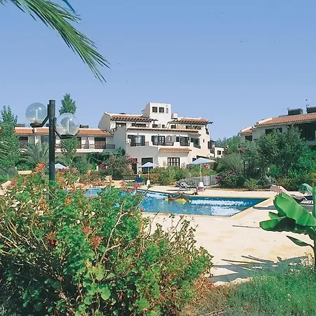 Taheli's Modern Townhouse With A Pool Пафос