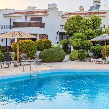 Apartamento Taheli's Modern Townhouse With A Pool