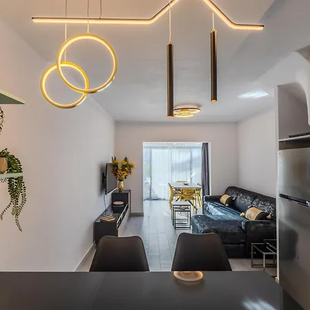 Apartamento Taheli's Modern Townhouse With A Pool *