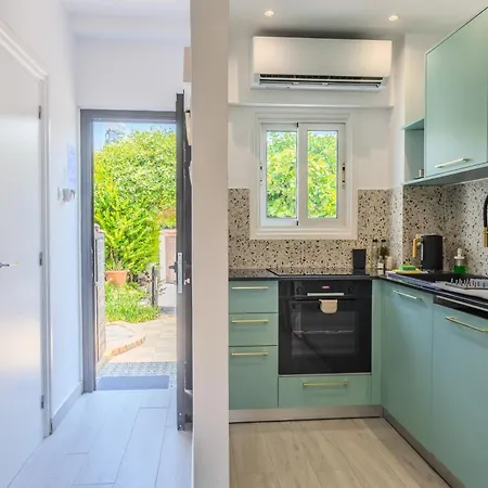 Taheli's Modern Townhouse With A Pool Пафос