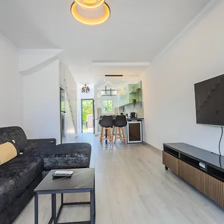 Taheli's Modern Townhouse With A Pool Пафос