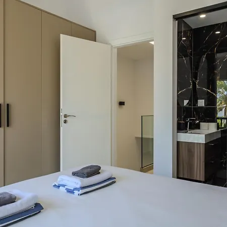 Taheli's Modern Townhouse With A Pool *