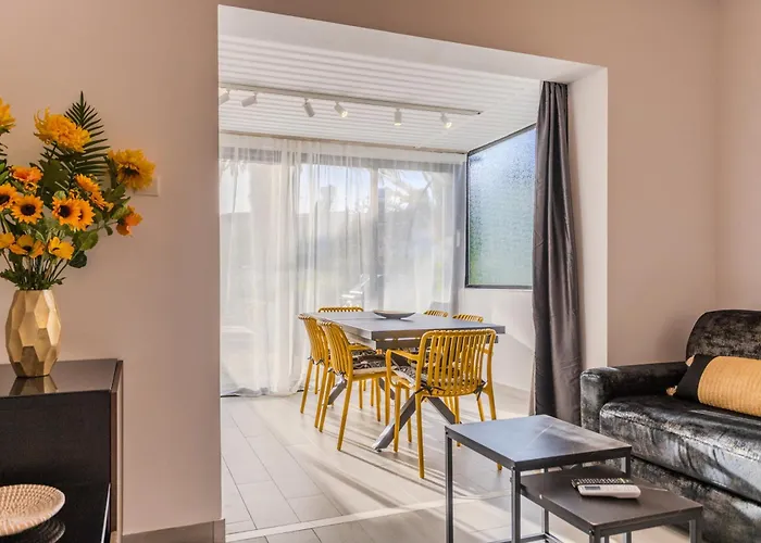 Taheli's Modern Townhouse With A Pool 파포스