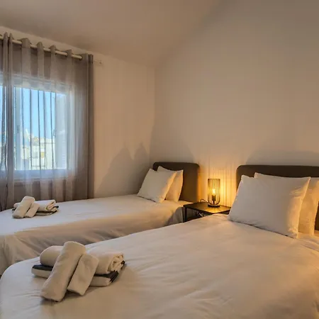 Taheli's Modern Townhouse With A Pool