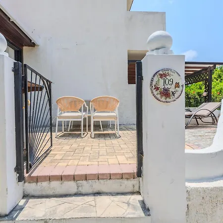 Taheli's Modern Townhouse With A Pool *