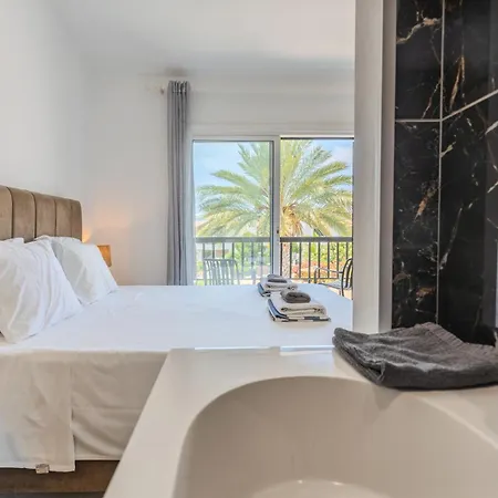 Apartment Taheli's Modern Townhouse With A Pool